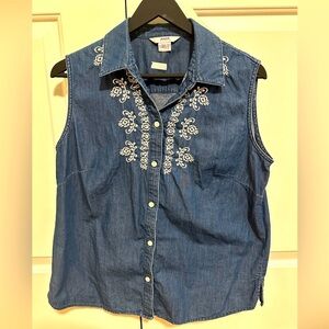 Alia Petite Floral Embroidered Denim Sleeveless Collared Blouse Size 12P Women’s